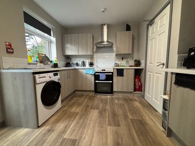 Room to rent in this conveniently located house Main Photo
