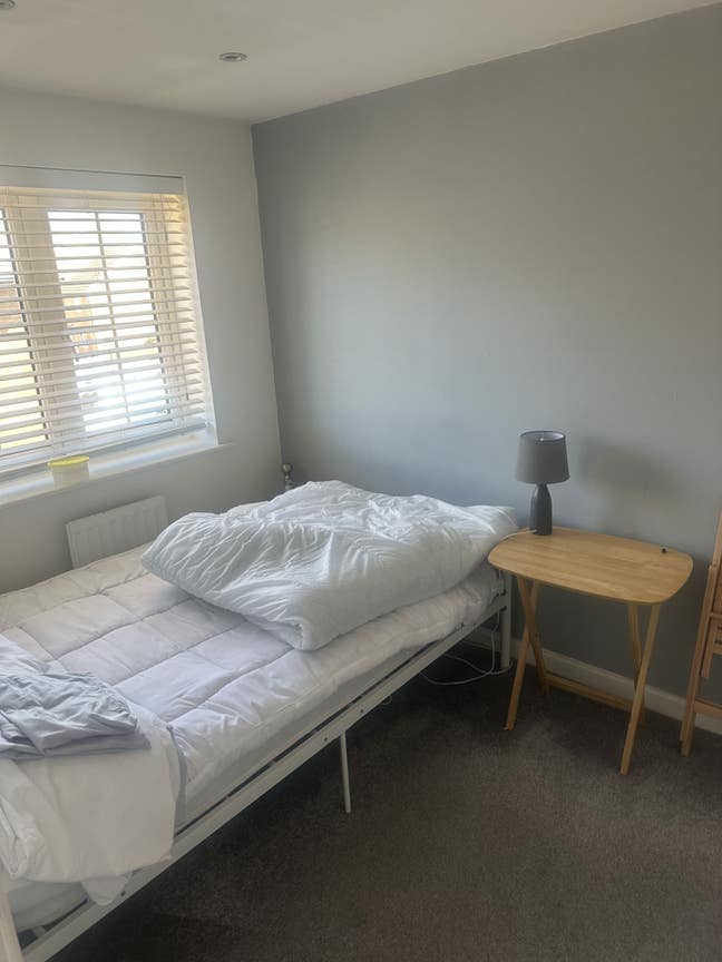 Small Room small double bed built in wardrobes Main Photo