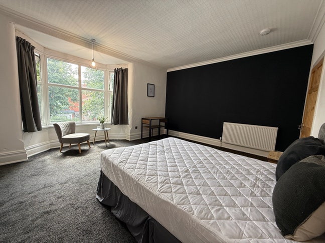 Very Large room - modern house - near centre/LRI Main Photo
