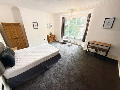 Very Large room - modern house - near centre/LRI Main Photo