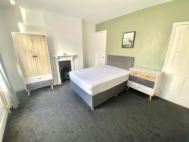 Lovely room - 2 mins walk to royal hosp. and dmu.  Main Photo