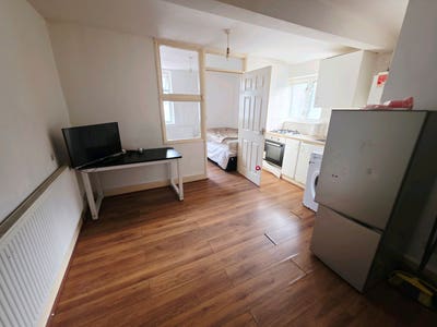 Entire Self-contained one bed  flat Main Photo