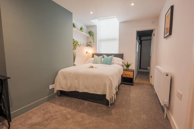 Large Ensuite Rooms - Steps Away from the Beach Main Photo