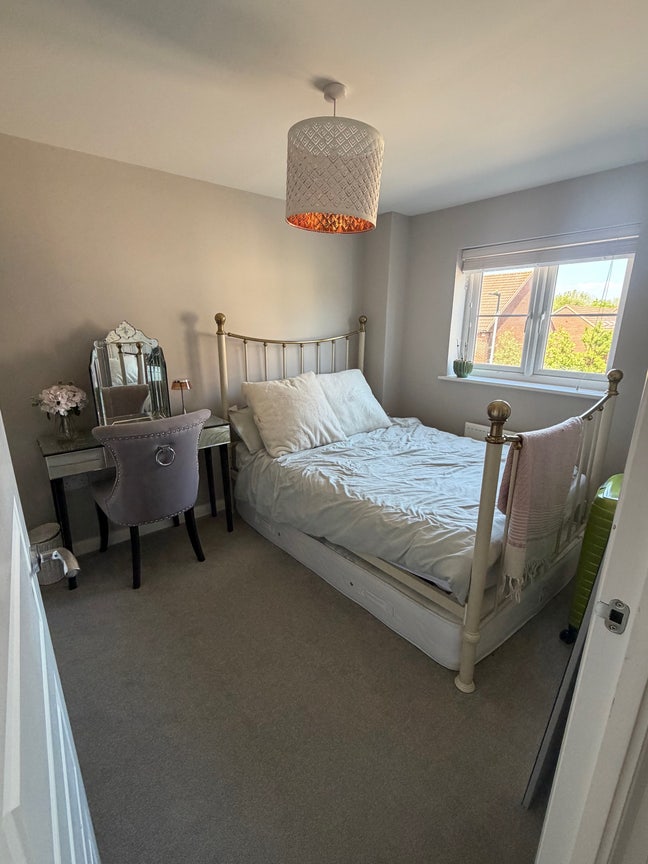 1 large double bedroom with own bathroom & storage Main Photo