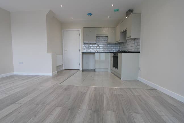 1-bed third floor flat with balcony in Mitcham Main Photo