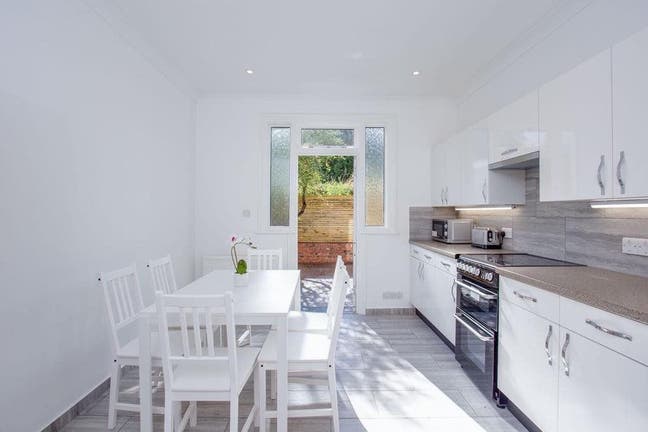 🌴🥥Large room in Professional House Share!🌴🥥 Main Photo