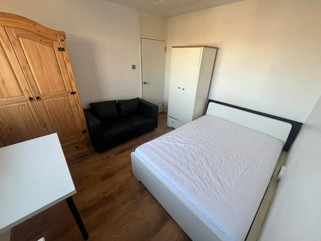 *2 Rooms in Whitechapel E1 with Living Room Avail  Main Photo
