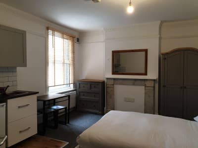 Bedsit with Ensuite Kitchenette Main Photo
