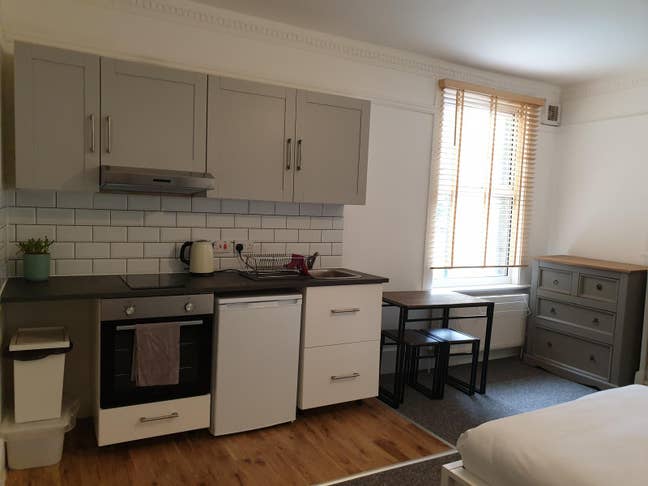 Bedsit with Ensuite Kitchenette Main Photo