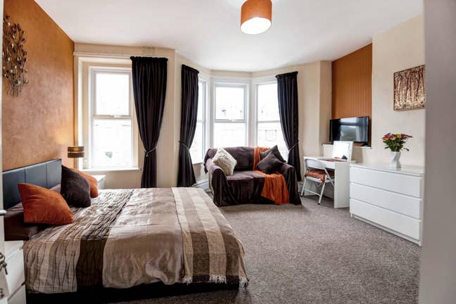 En-Suite Room Shared - Friendly Home Main Photo