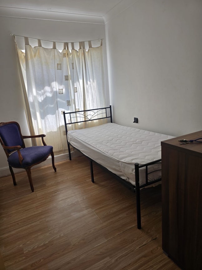 Basildon great location, town, station, hospital Main Photo