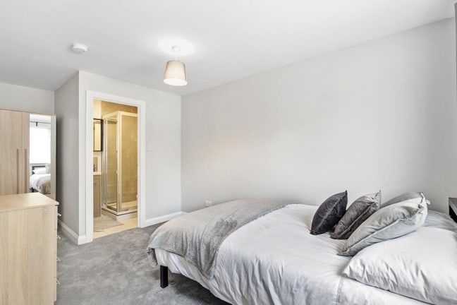🤩Large En-suite💕All-Fem🌹2Min to West Ealing🚆 Main Photo