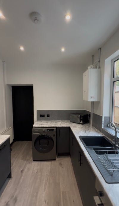 1 bedroom available in 5 bed share house  Main Photo