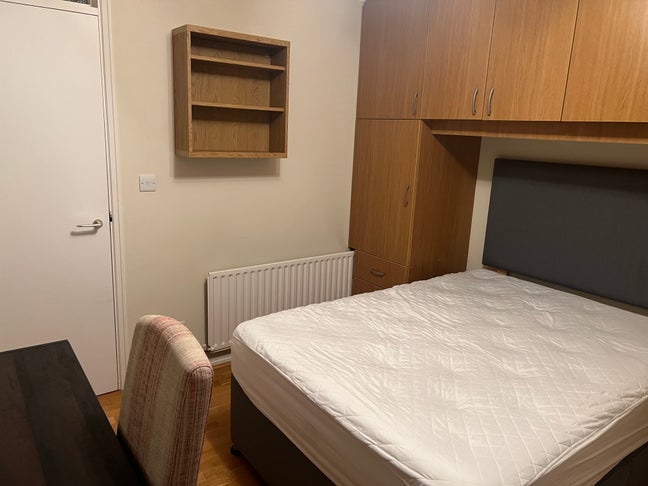 Room for rent with private bathroom Main Photo