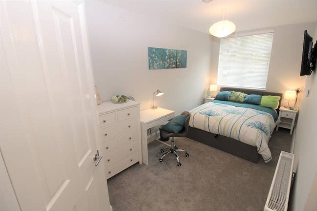 Large en-suite room in detached house with drive Main Photo