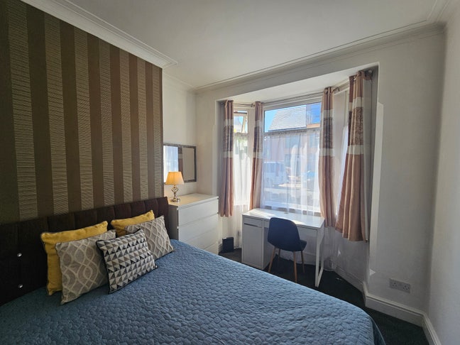 Quiet 4-Person House | Rooms from &pound;450 | UHCW Main Photo