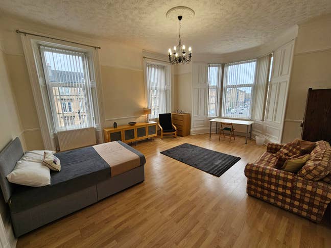 Large, Bright Room Close to Train Station Main Photo