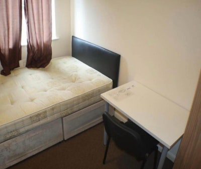 Single box room available near ALDI. Inc Bills Main Photo