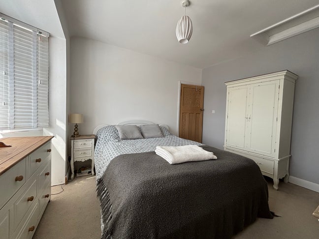 Beautiful light room king size bed  Main Photo