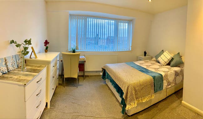 Extra Large En-Suite in Custom House E16 Main Photo