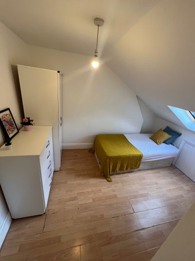 Zone 2-Cheap Double Single Use-1 Min to Shop&Trans Main Photo