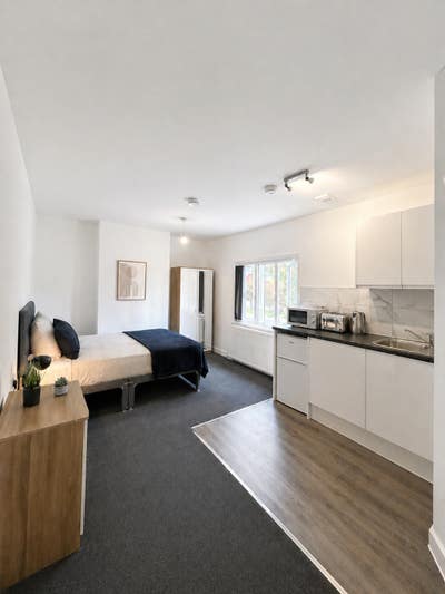 Spacious Ensuite Studio Room in West town Main Photo