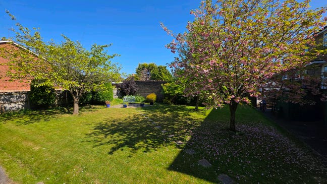 Spacious Double Room Available – RH13 (Horsham) Main Photo