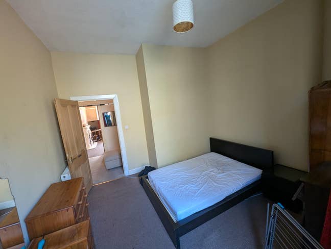 Looking for a flatmate to take the 2nd room Main Photo