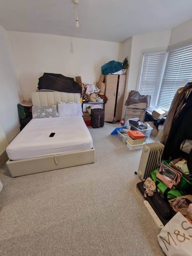 Modern Room for Women – All Bills Included Main Photo