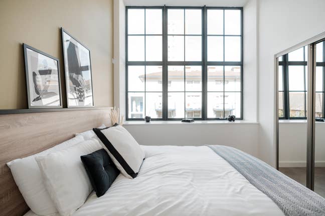 4 Bedroom Furnished Flat - All Bills Included Main Photo