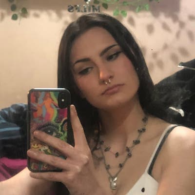 Professional Female seeks a single or double room Main Photo