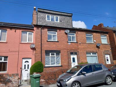 5 Rooms avaialble in Wakefield city centre Main Photo