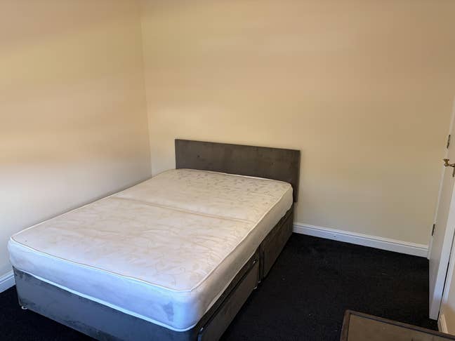 A double room available in a 2 bedroom flat  Main Photo
