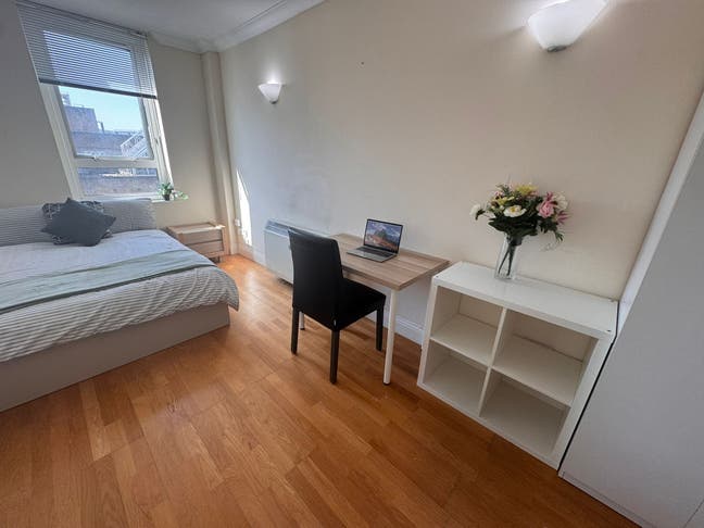2 Lovely spacious rooms in Crossharbour Main Photo