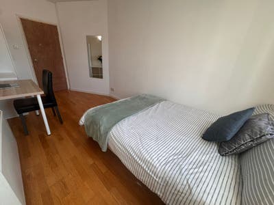 Lovely spacious room in Crossharbour Main Photo