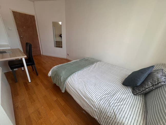 Lovely spacious room in Crossharbour Main Photo