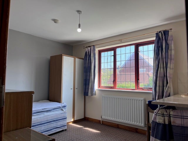 Large single bedroom next to RSH Main Photo