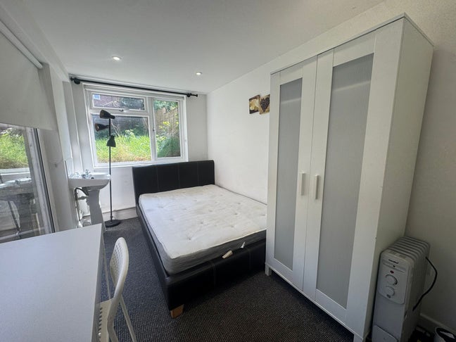 Double Bedrooms Available! Main Photo