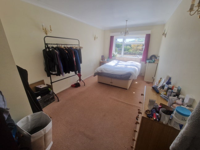 Large Double Bedroom in Large 2 Bed Apt. Main Photo