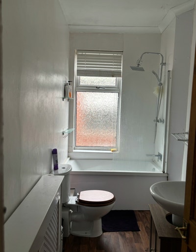 Large Rooms - Inclusive of TV - Modern Kitchen Main Photo