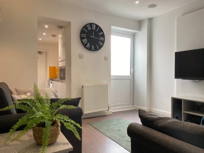 Rooms Available in Student House Main Photo