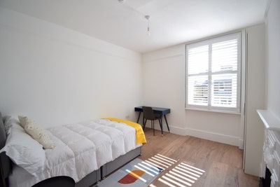 2  Spacious and Modern in Fulham / Massive Garden Main Photo