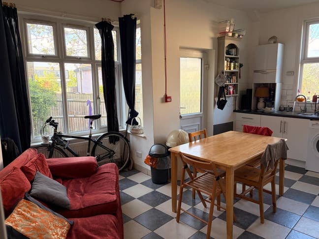 Double Room to Let - London SW2 Main Photo