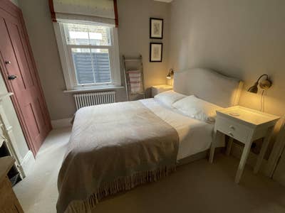 Double Room in Renovated Garden Flat Main Photo