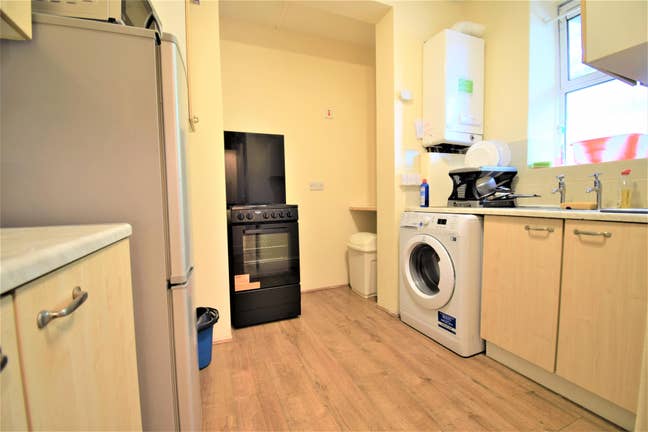 Prime White City | 5 Mins to Tube | All Bills Incl Main Photo