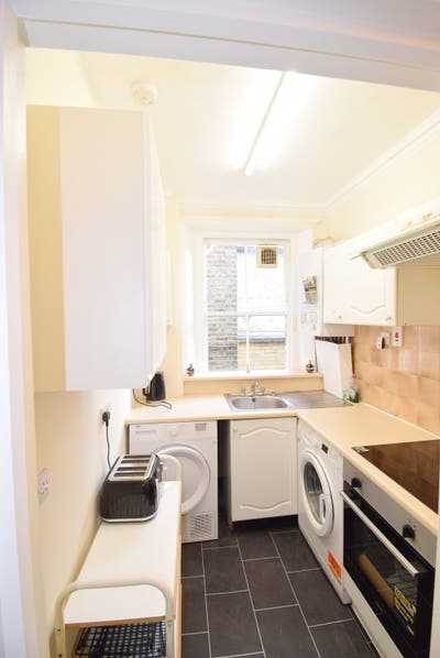 8 Mins to Ealing Broadway | All Bills Included Main Photo