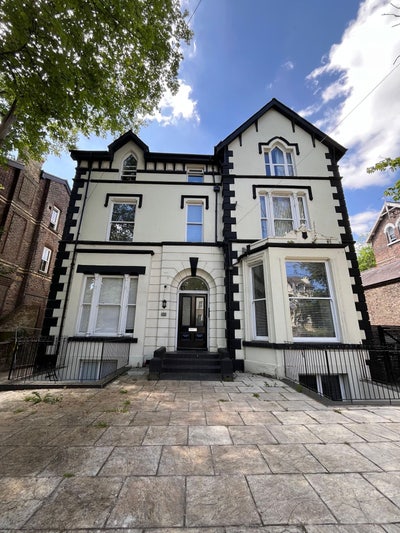 Large En-suite room in lovely garden flat Main Photo