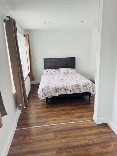Double bedroom with en-suite in large house Main Photo