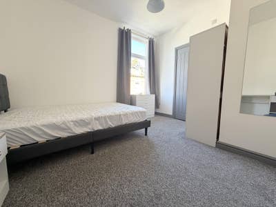 ** Opposite The University, Double En-suite Room** Main Photo