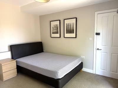 En-Suite Double Room Close to City Centre Main Photo